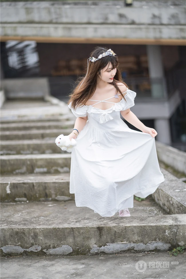 肩带白裙女孩姬镜酱和她的布偶玩具唯美清新街拍写真图片