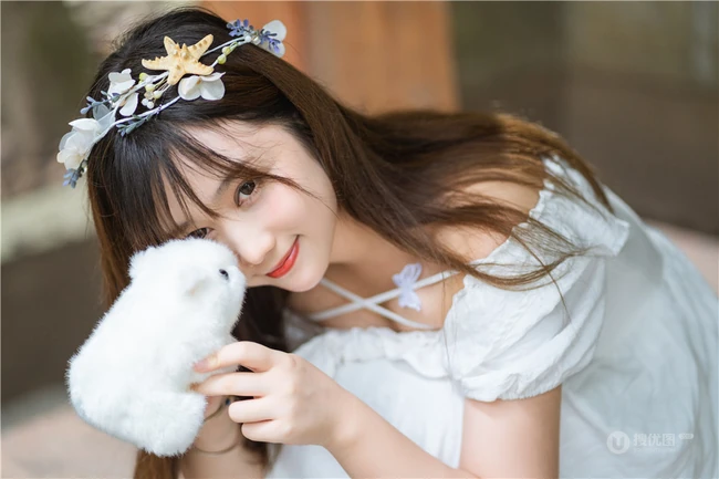 肩带白裙女孩姬镜酱和她的布偶玩具唯美清新街拍写真图片