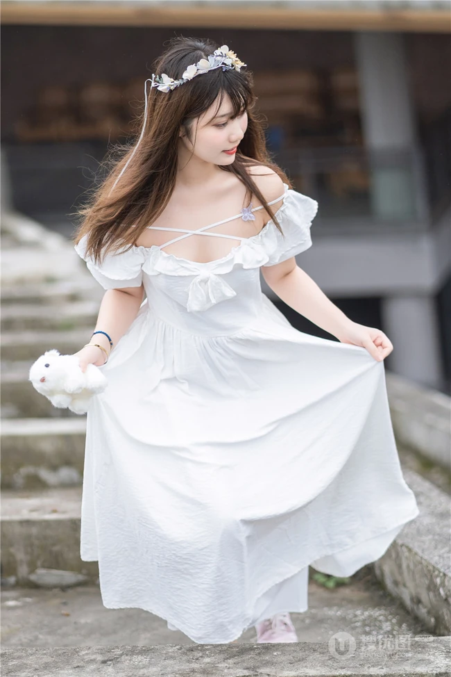肩带白裙女孩姬镜酱和她的布偶玩具唯美清新街拍写真图片