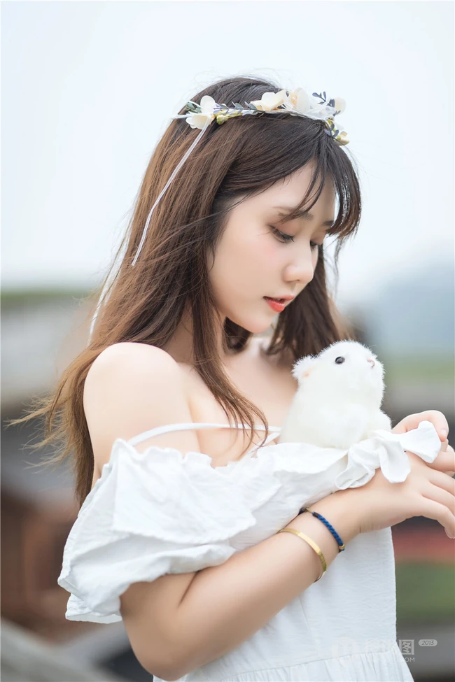 肩带白裙女孩姬镜酱和她的布偶玩具唯美清新街拍写真图片