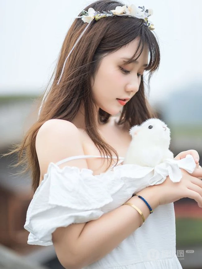 肩带白裙女孩姬镜酱和她的布偶玩具唯美清新街拍写真图片