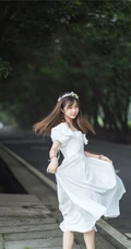 肩带白裙女孩姬镜酱和她的布偶玩具唯美清新街拍写真图片