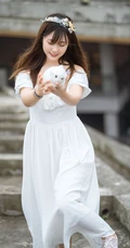 肩带白裙女孩姬镜酱和她的布偶玩具唯美清新街拍写真图片
