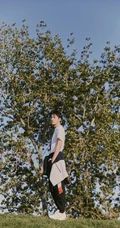 刘学义运动休闲裤悠闲随性户外草地写真美照