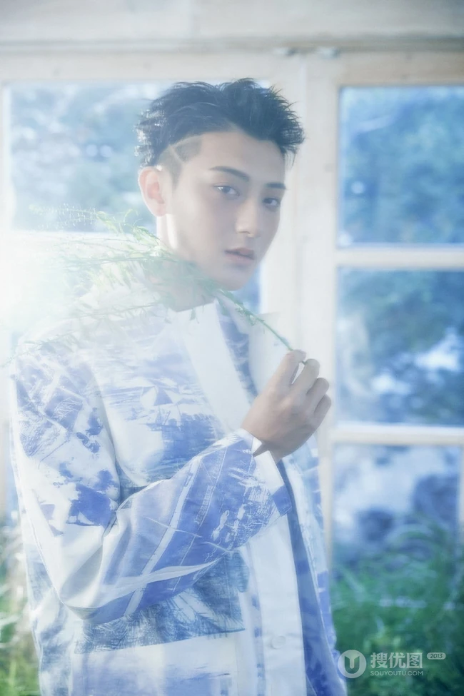 黄子韬帅气刻痕发型为新歌单曲宣传写真照
