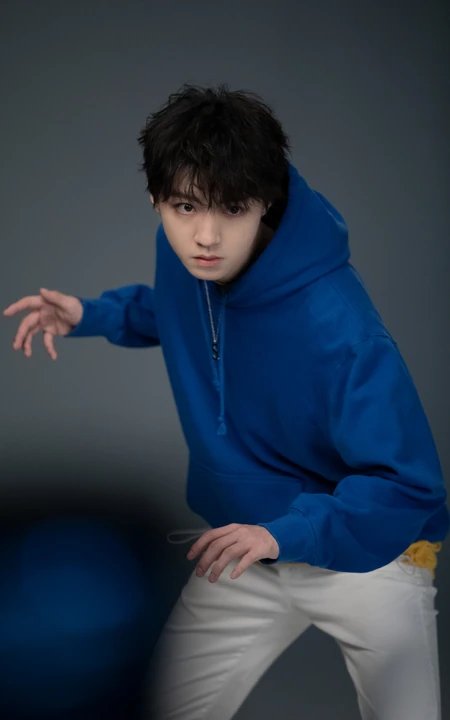 王俊凯KarryWang工作室晒蓝色卫衣运动感十足最新写真