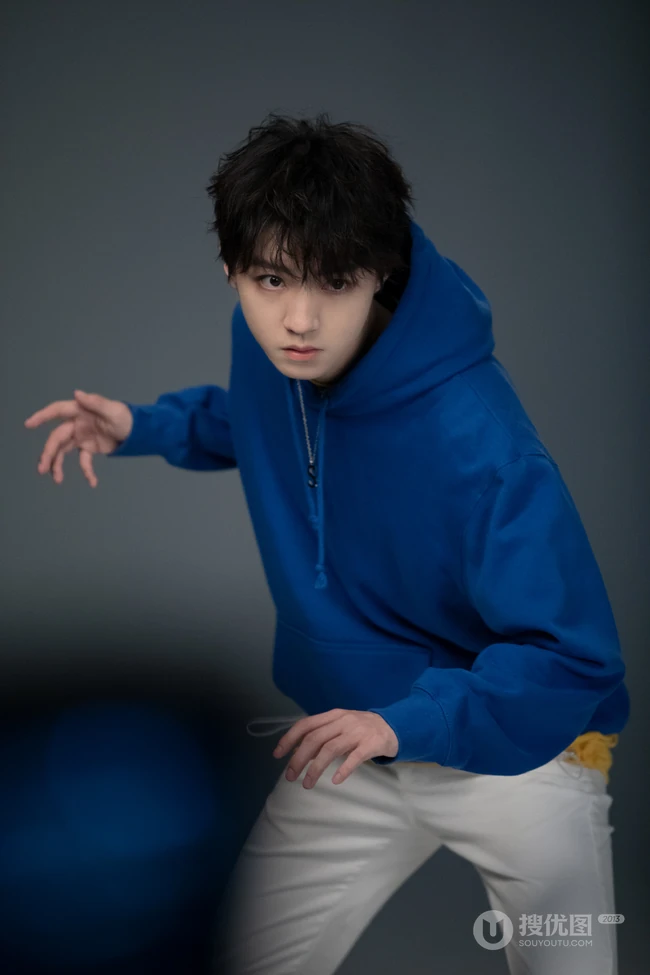 王俊凯KarryWang工作室晒蓝色卫衣运动感十足最新写真