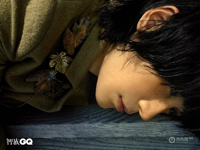 朱一龙另类雀斑妆造型出镜，不同场景取景诠释文艺复古风