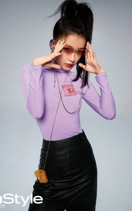 孙怡高扎马尾酷美装扮登杂志写真，多套服饰诠释个性都市女孩魅力