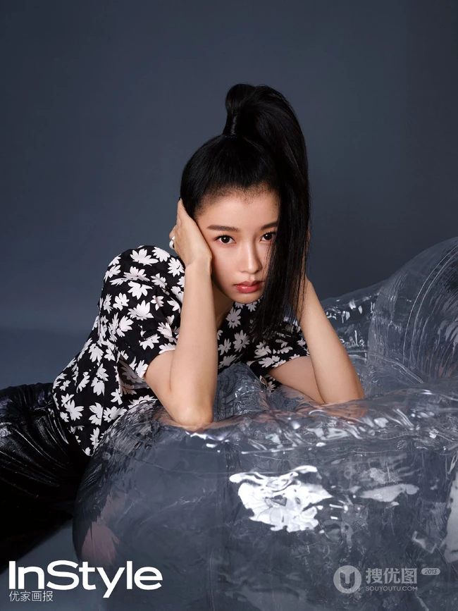 孙怡高扎马尾酷美装扮登杂志写真，多套服饰诠释个性都市女孩魅力