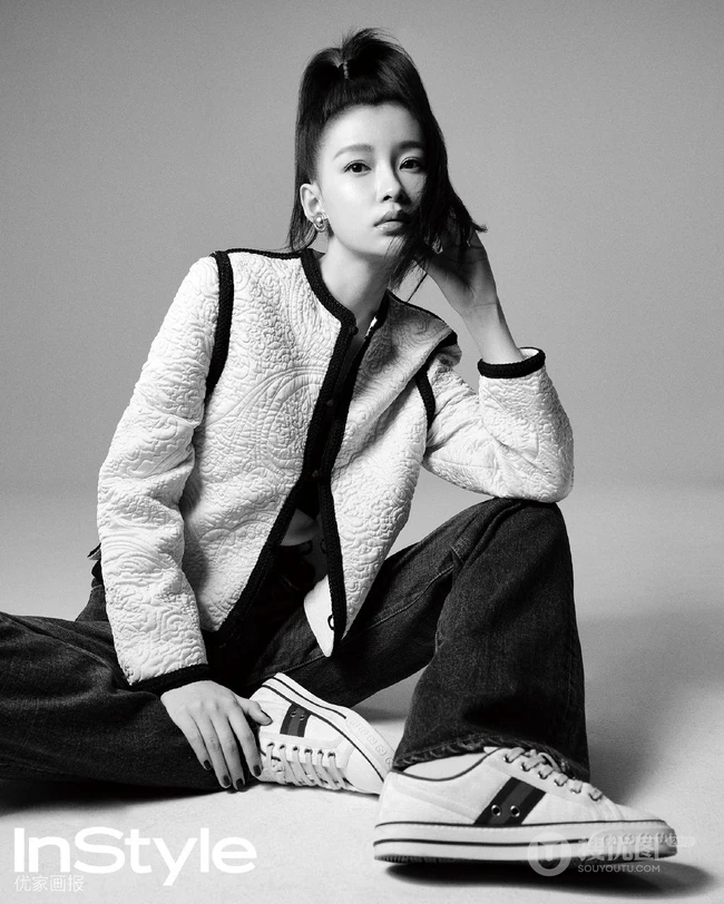 孙怡高扎马尾酷美装扮登杂志写真，多套服饰诠释个性都市女孩魅力