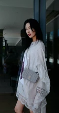 王紫璇淑女感十足街拍写真，连衣白裙搭高跟，线条感尽显