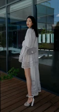 王紫璇淑女感十足街拍写真，连衣白裙搭高跟，线条感尽显