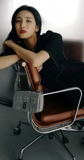 王紫璇淑女感十足街拍写真，连衣白裙搭高跟，线条感尽显