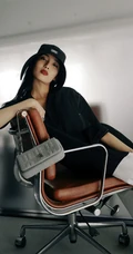 王紫璇淑女感十足街拍写真，连衣白裙搭高跟，线条感尽显