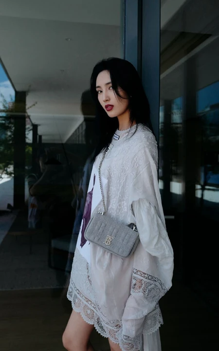 王紫璇淑女感十足街拍写真，连衣白裙搭高跟，线条感尽显