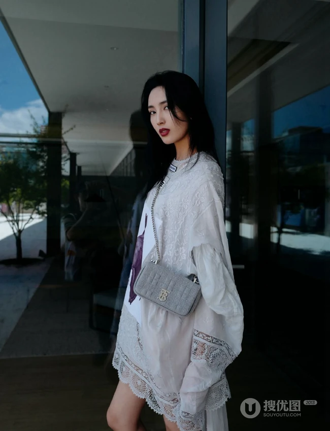 王紫璇淑女感十足街拍写真，连衣白裙搭高跟，线条感尽显