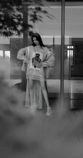 王紫璇淑女感十足街拍写真，连衣白裙搭高跟，线条感尽显