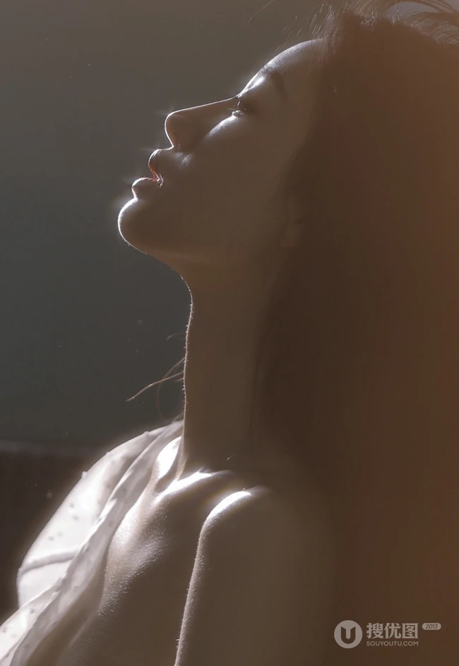 柔情似水的女人，气质纤细线条女生纯白蕾丝风格衣唯美写真图集