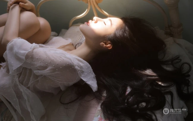 柔情似水的女人，气质纤细线条女生纯白蕾丝风格衣唯美写真图集