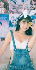 气质匀称背带裤女孩居家日系小清新摄影艺术图片