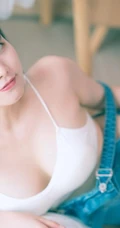 气质匀称背带裤女孩居家日系小清新摄影艺术图片