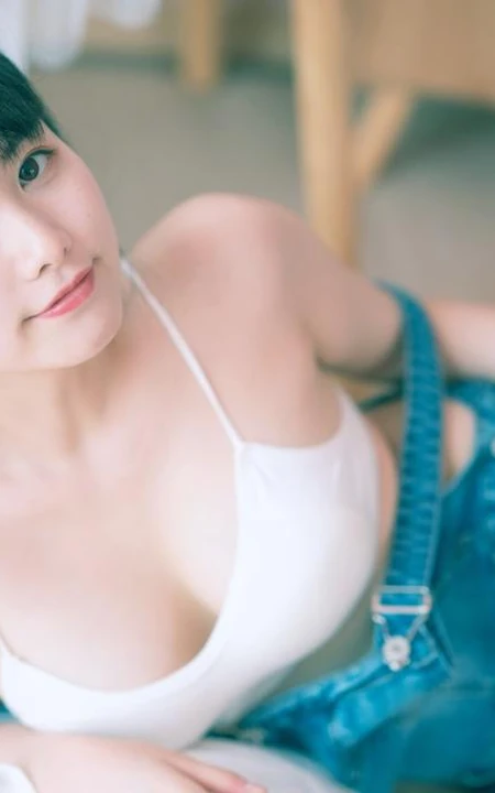 气质匀称背带裤女孩居家日系小清新摄影艺术图片