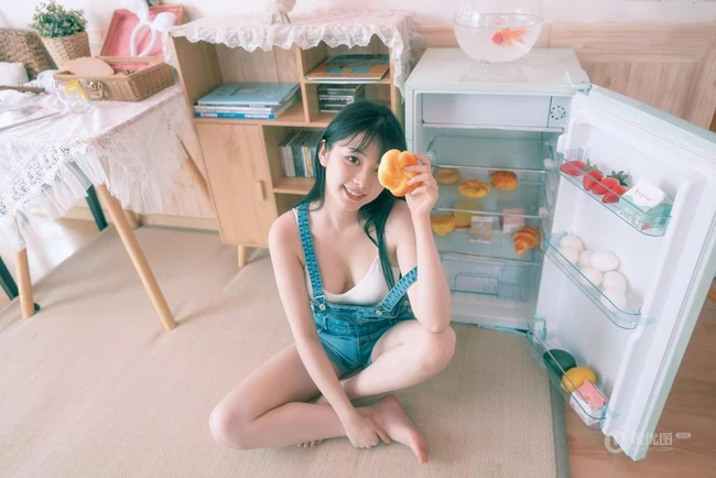 气质匀称背带裤女孩居家日系小清新摄影艺术图片
