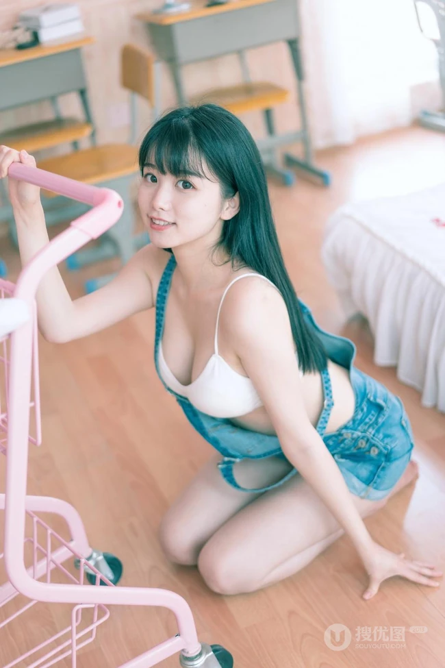 气质匀称背带裤女孩居家日系小清新摄影艺术图片
