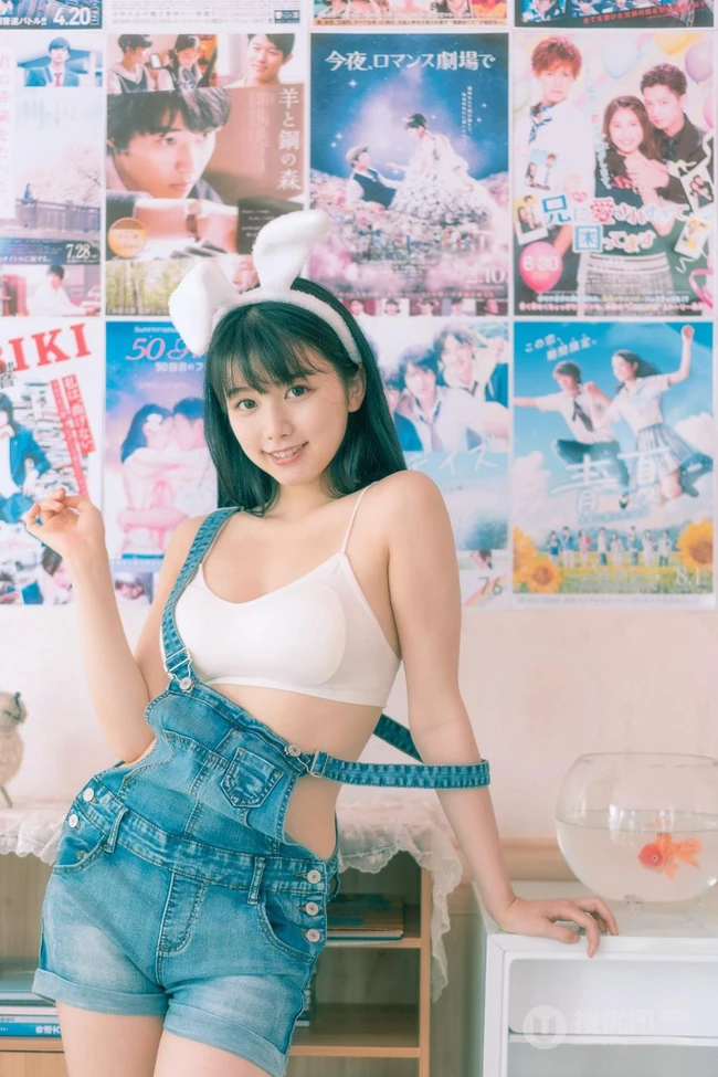 气质匀称背带裤女孩居家日系小清新摄影艺术图片