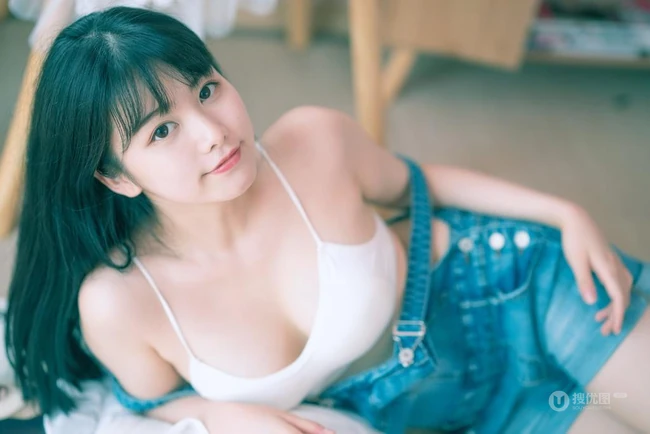 气质匀称背带裤女孩居家日系小清新摄影艺术图片