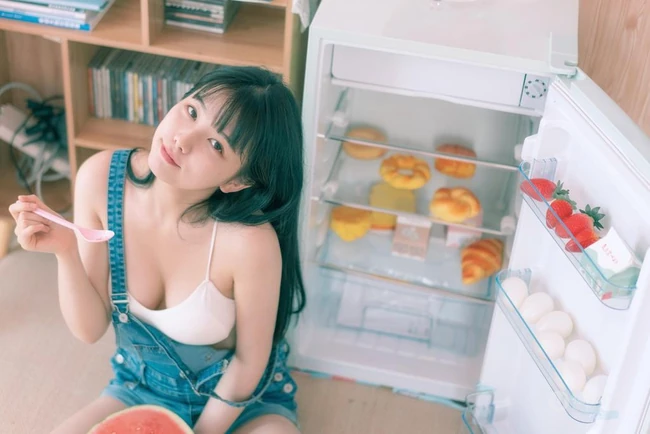 气质匀称背带裤女孩居家日系小清新摄影艺术图片