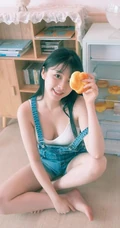 气质匀称背带裤女孩居家日系小清新摄影艺术图片
