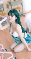 气质匀称背带裤女孩居家日系小清新摄影艺术图片
