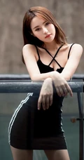 老式房屋楼梯口，走廊徘徊的紧身连衣黑裙女生暗色调艺术写真