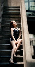 老式房屋楼梯口，走廊徘徊的紧身连衣黑裙女生暗色调艺术写真