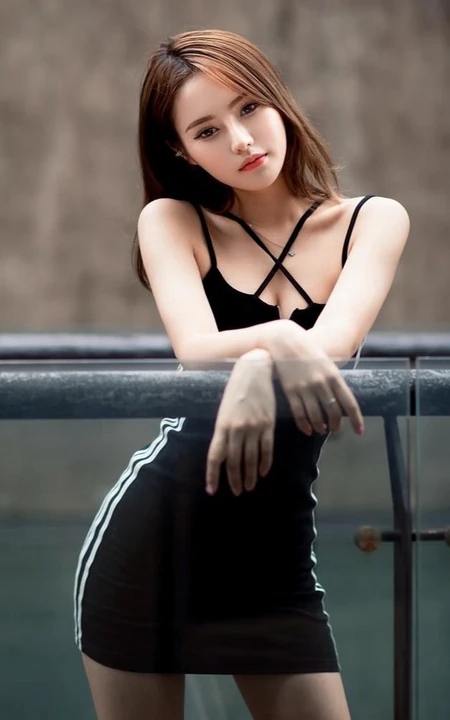 老式房屋楼梯口，走廊徘徊的紧身连衣黑裙女生暗色调艺术写真