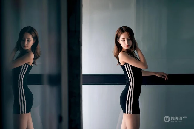 老式房屋楼梯口，走廊徘徊的紧身连衣黑裙女生暗色调艺术写真