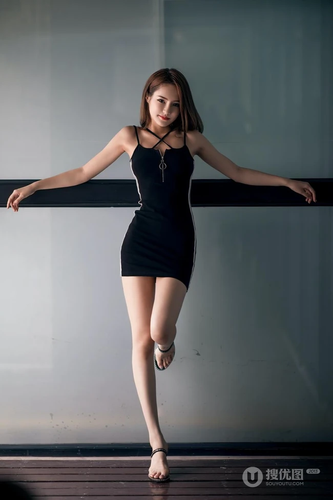 老式房屋楼梯口，走廊徘徊的紧身连衣黑裙女生暗色调艺术写真