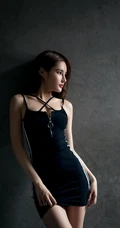 老式房屋楼梯口，走廊徘徊的紧身连衣黑裙女生暗色调艺术写真