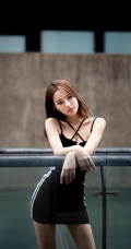 老式房屋楼梯口，走廊徘徊的紧身连衣黑裙女生暗色调艺术写真