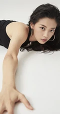 田依桐气质时装写真大片，传达女性真正的美，源于自信的美