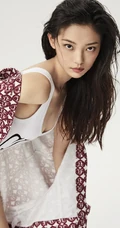 田依桐气质时装写真大片，传达女性真正的美，源于自信的美