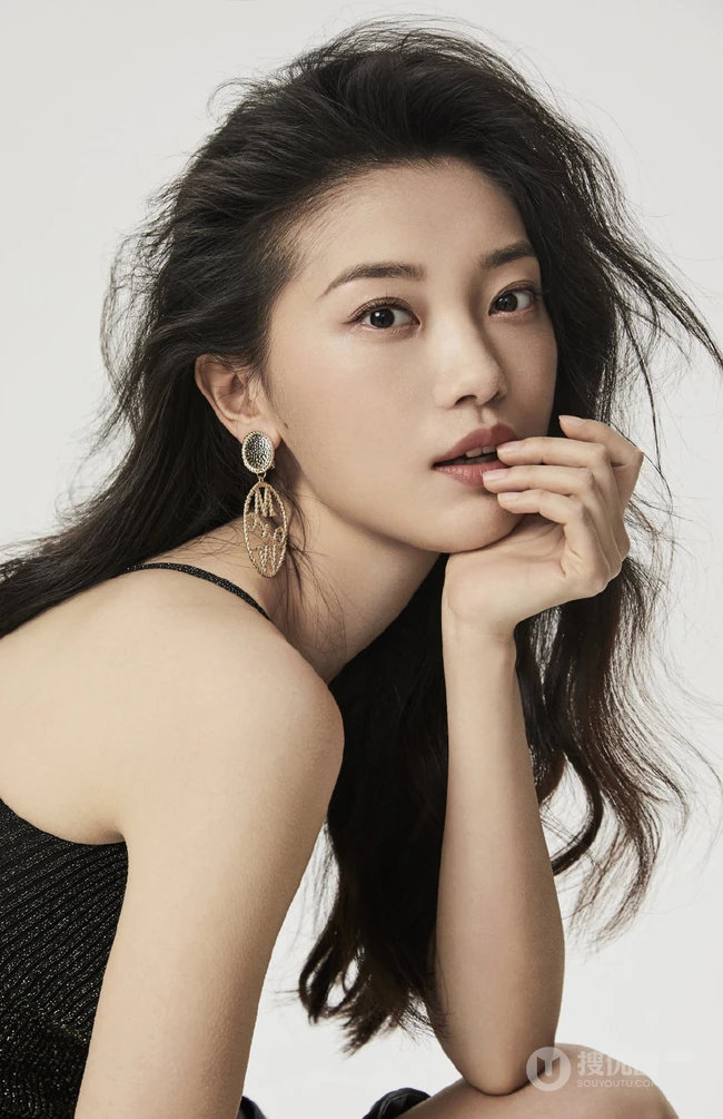 田依桐气质时装写真大片，传达女性真正的美，源于自信的美