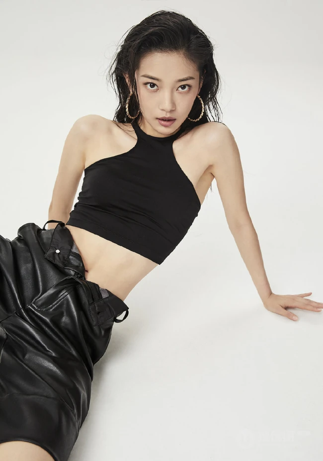 田依桐气质时装写真大片，传达女性真正的美，源于自信的美