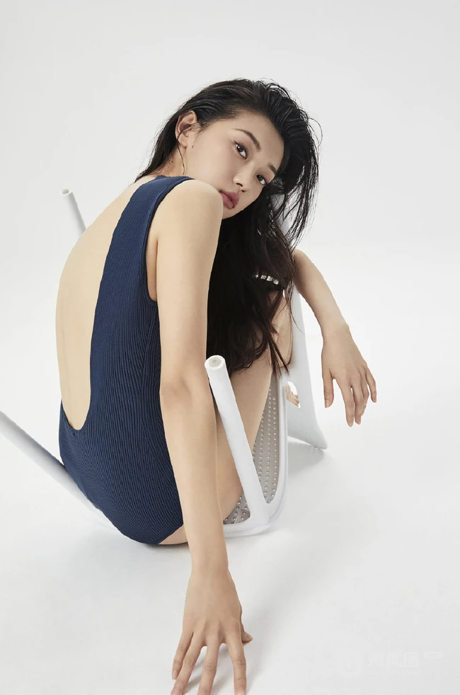 田依桐气质时装写真大片，传达女性真正的美，源于自信的美