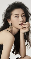 田依桐气质时装写真大片，传达女性真正的美，源于自信的美