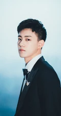 西装帅哥晏紫东写真图片