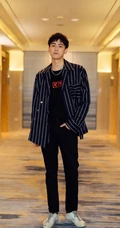 生活系男神晏紫东休闲衬衫酒店大堂帅气写真
