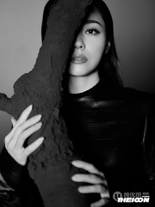 张靓颖高清近距离杂志写真，高马尾纱裙酷黑个性